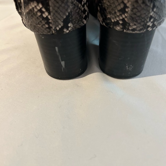 Old Navy Snake Skin 4” Side Zip Boot Size 9 - Picture 6 of 14